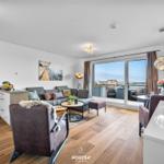 Wohn- und Essbereich mit Balkon und Meerblick.