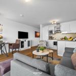 Wohnbereich mit Küche, Sofa, Esstisch und Fernseher.