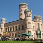 Schloss mit Turm und Gästebereich im Freien
