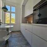 Moderne, voll ausgestattete Küche