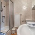 Bad mit Dusche, Badewanne und Waschbecken.