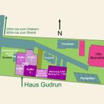 Lageplan mit Ferienwohnungen, Villa und Parkplätzen. Entfernung zum Ortskern und Strand angegeben.