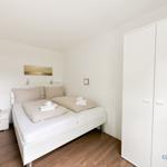 Schlafzimmer mit Doppelbett, Kleiderschrank und Nachttisch.