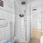 Badezimmer mit Dusche, Handtuchheizung und Toilette