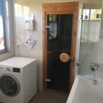 Bad mit Sauna, Dusche und Waschmaschine.