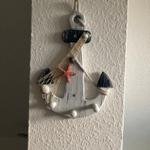 Hängendes Anker-Dekor mit Seestern und Muscheln an Wand
