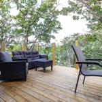 Terrasse mit Sitzgruppe und Tisch unter Bäumen