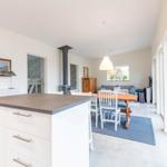 Küche mit Insel, Essbereich und Wohnzimmer im offenen Raum.