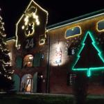 Festlich beleuchtetes Gebäude mit Weihnachtsbaum und Nikolausdekoration.