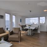 Wohn- und Essbereich mit Küche und Balkonansicht.