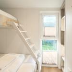 Kabinenbett mit Leiter und Fenster zur Aussicht