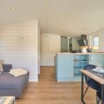 Wohnbereich mit Sofa, Essbereich und Küchenzeile