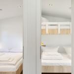 Zwei Schlafzimmer mit Betten und Nachttischen