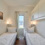 Zwei Einzelbetten, Fenster, Schränke und Wandbild