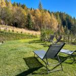 Garten mit Liegestühlen und Waldblick