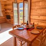 Esszimmer mit Holztisch, Stühlen und Blick auf Terrasse