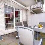 Terrasse mit Tisch, Stühlen und Blick ins Haus