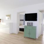 Wohnzimmer mit Fernseher und grünem Schrank. Tür führt in Schlafzimmer.