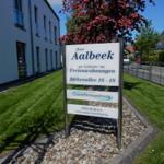 Schild vor Haus Aalbeek mit Ferienwohnungen und Blumenbaum