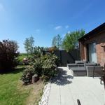 Terrasse mit Sitzgruppe, Garten und Blick auf Felder.