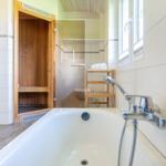 Bad mit Badewanne, Sauna und Toilette