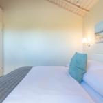 Schlafzimmer mit Bett, Wandbild und Lampen