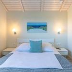 Schlafzimmer mit Bett, Nachttischen und Wandbild