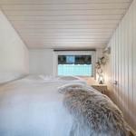 Schlafzimmer mit Bett, Fenster und Nachttisch