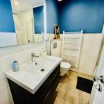 Badezimmer mit Waschbecken, Toilette und Heizkörper