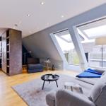 Heller Wohnbereich mit Cabrio-Dachfenstern...