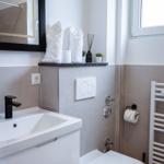 Sauberes und modernes Badezimmer mit Dusche