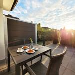 Sonnenaufgang - Terrasse mit Gartenmöbeln