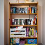 Bücherregal und Spiele