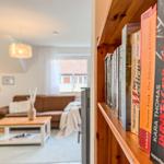 Blick auf Wohnzimmer mit Bücherregal und Sofa