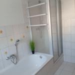 Bad mit Wanne und Dusche