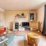 Wohnlandschaft mit Flat-TV