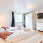 mit grossem Schrank und TV