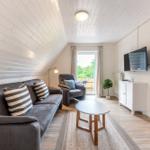 Das gemütliche Wohnzimmer mit Zugang zum Balkon