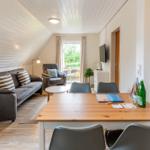 weitere Aufnahme des hellen Wohnbereichs