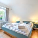 Das große Schlafzimmer mit Doppelbett (200x180) und großem Schrank