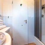 weitere Aufnahme mit Duschbereich