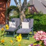 Gartenliegen stehen zur Verfügung