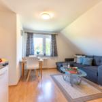 weitere Aufnahme des hellen Wohnbereichs