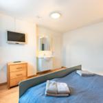 Das große Schlafzimmer mit Doppelbett (200x200) und TV