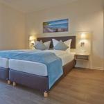 Schlafzimmer mit Doppelbett, Wandbild und Nachttischen