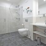 Badezimmer mit Dusche, Toilette und Waschbecken
