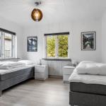 Zwei Schlafzimmer mit Fenstern und Betten.