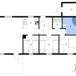 Wohnung mit Küche, drei Schlafzimmern und Bad. Treppenhaus und Wohnfläche.