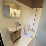 Badezimmer mit Waschbecken, Toilette und Dusche