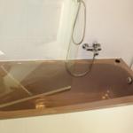 Badewanne mit Duschwand und Handbrause